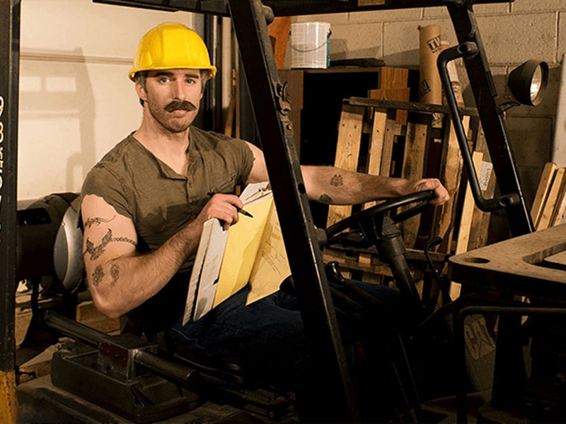 رجل يضع اروع الصور على فيس بوك!